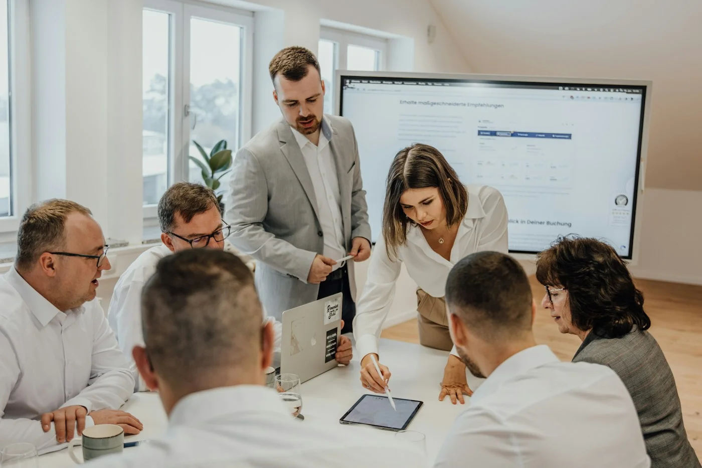 Profesionales colaborando en la revisión de información empresarial